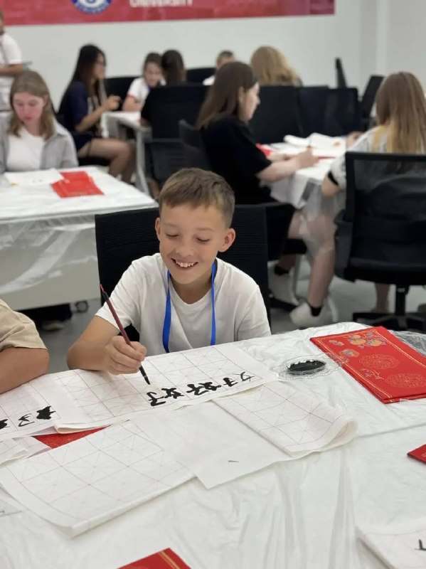 Занятие по каллиграфии с китайским преподавателем